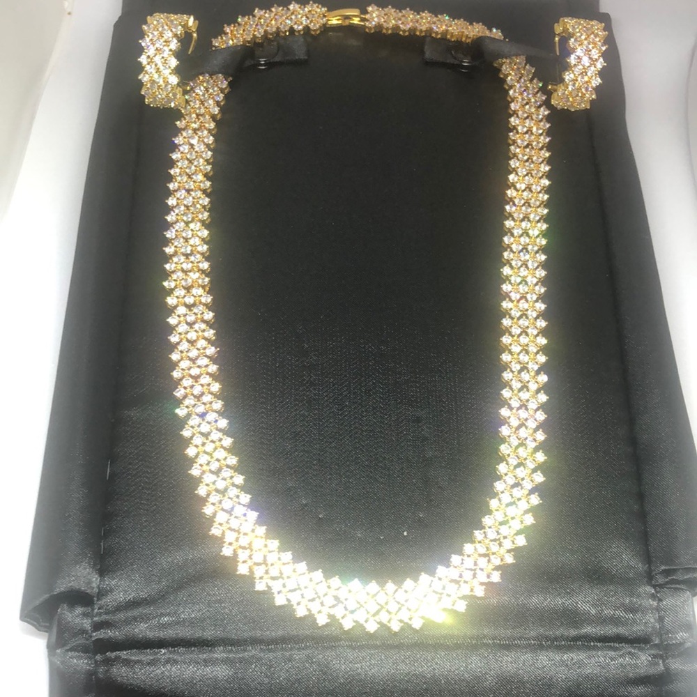 Elegant Gold Necklace and Bracelet Set